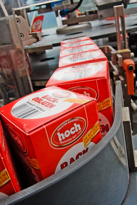 rote Umverpackungen während des Verpackungsprozesses