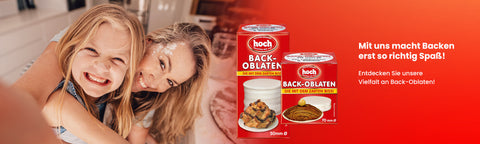 Junge Mutter mit Kind beim lustigen Backen