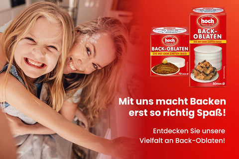 Junge Mutter mit Kind beim lustigen Backen