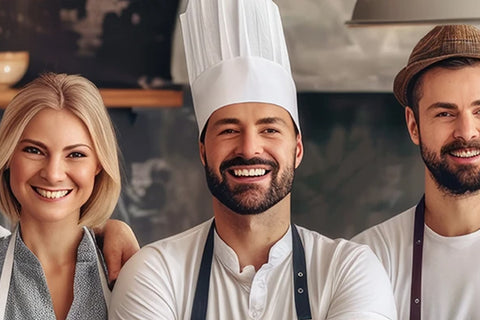 Chefkoch mit junger Köchin und Koch