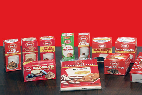 Produktübersicht mit vielen Packungen Hochoblaten auf Tisch