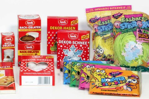 Produktübersicht mit vielen Packungen Hochoblaten und Tüten Esspapier