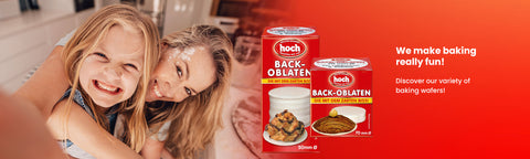 Junge Mutter mit Kind beim lustigen Backen