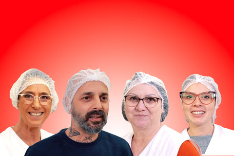 drei Mitarbeiterinnen und ein Mitarbeiter in einer Collage alle mit Haarnetz